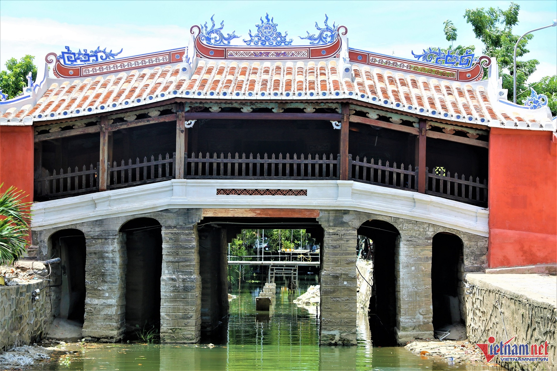 Phần đỉnh mái sau trùng tu được nhiều người cho là quá hiện đại. Ảnh: Hà Nam