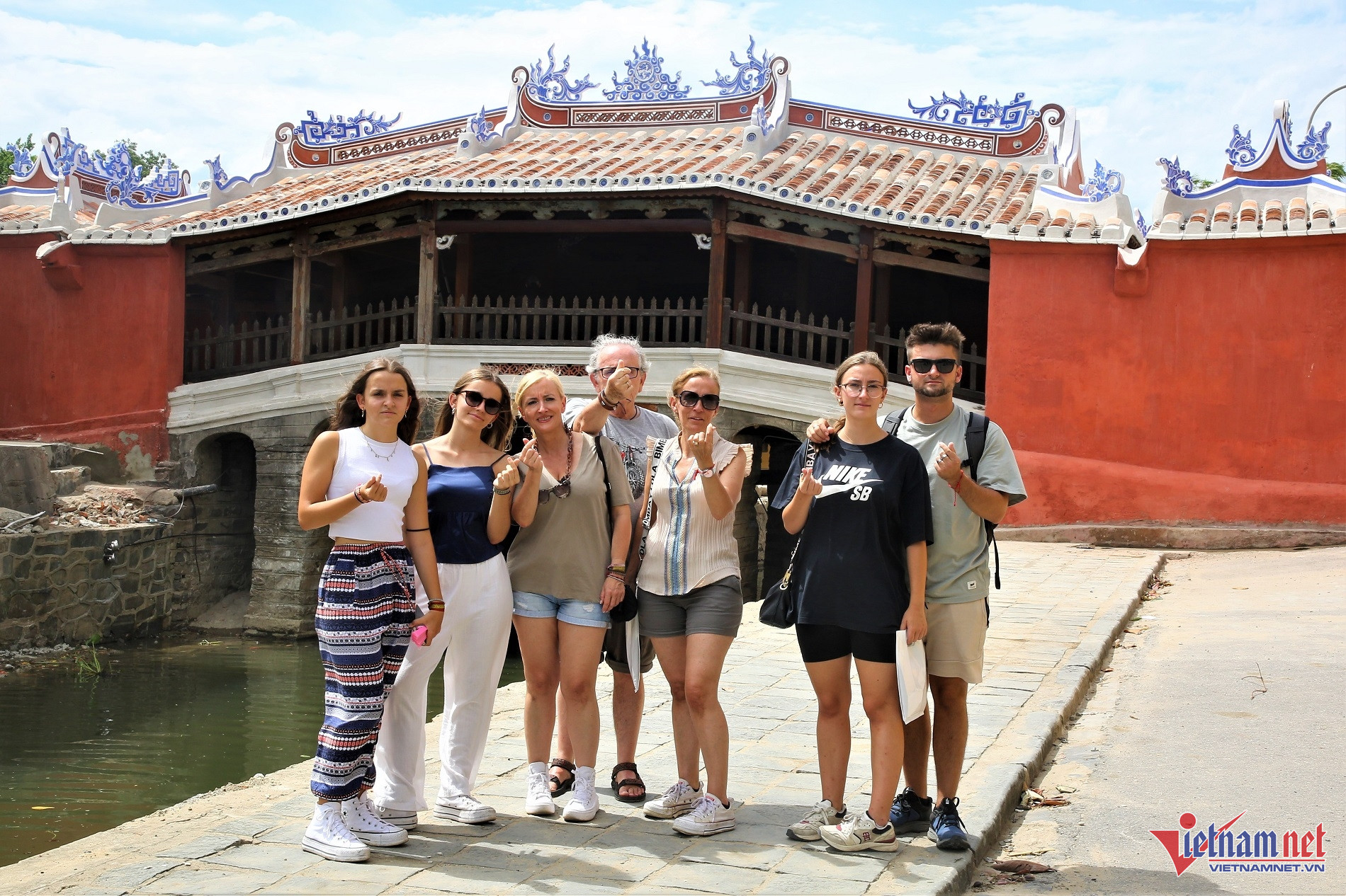 Du khách nước ngoài thích thú chụp ảnh tại di tích Chùa Cầu. Ảnh: Hà Nam
