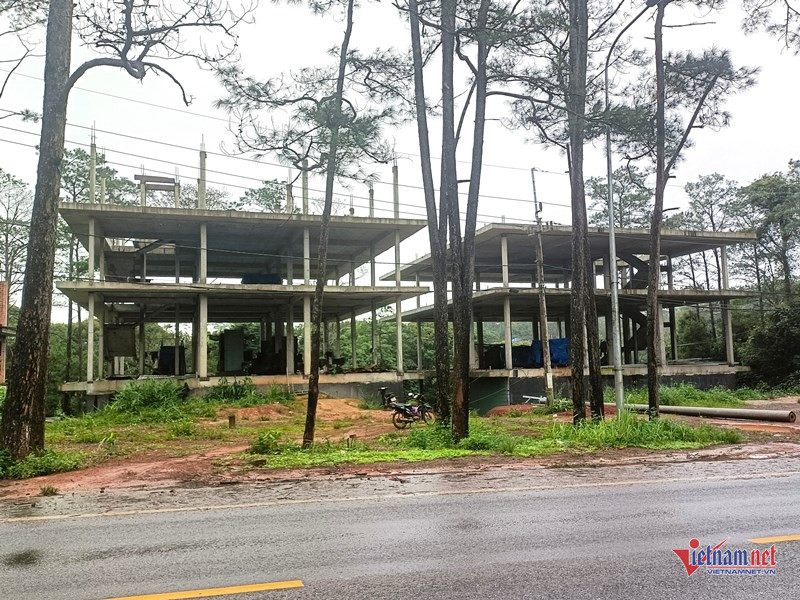 Một số công trình nằm dọc theo quốc lộ 24 đoạn qua thị trấn Măng Đen đang thi công giằng trụ tầng 3 thì “đắp chiếu”. Ảnh: Trần Hoàn