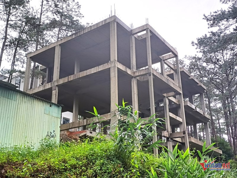  Biệt thự này đang triển khai thi công tầng 4 thì bị “tuýt còi”. Ảnh: Trần Hoàn