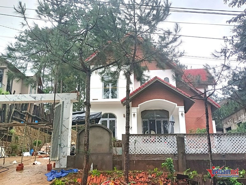 Mặc dù bị yêu cầu tháo dỡ nhưng biệt thự này vẫn được người dân tiến hành hoàn thiện. Ảnh: Trần Hoàn