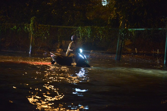 Đến khoảng 19h00, đoạn đường trên vẫn ngập sâu, rất nhiều phương tiện đi qua bị chết máy