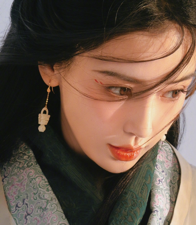 Thời gian qua, Angelababy gây chú ý bằng việc chụp các bộ ảnh khoe sắc nhưng không thành công trong hành trình quay trở lại