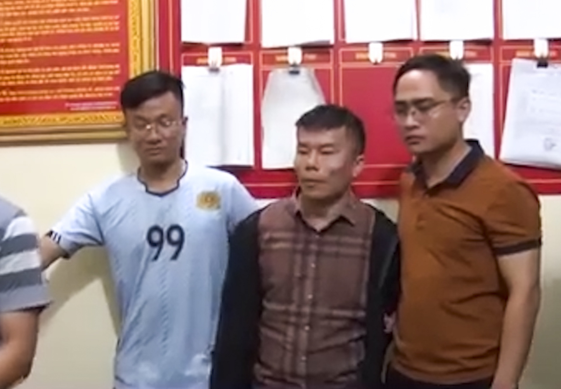 Đối tượng Đào Mạnh Cường (giữa) bị bắt giữ. Ảnh: CACC