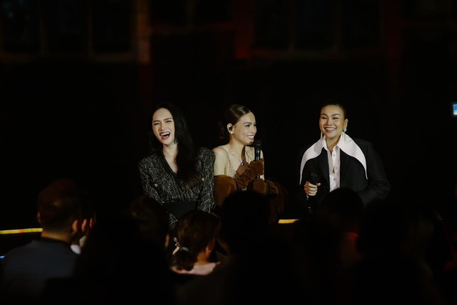 Hương Giang và Thanh Hằng trong Love Songs Đà Nẵng 1 năm trước, hài hước giao lưu cùng Hồ Ngoc Hằng.