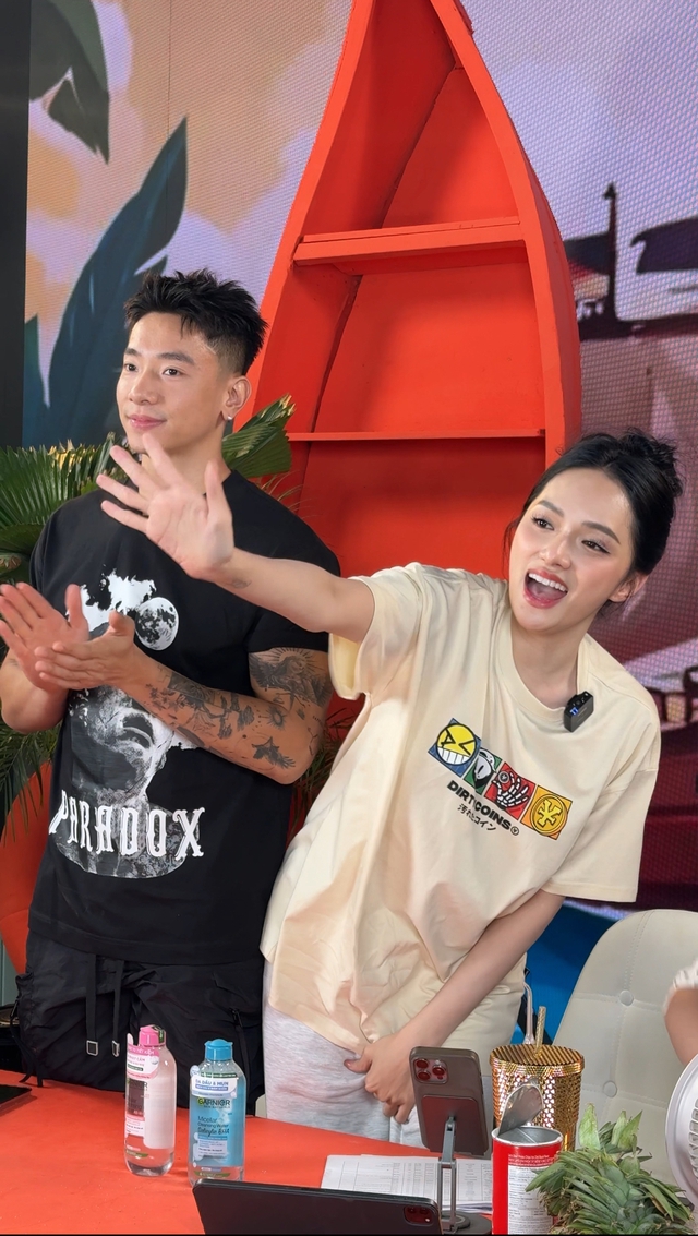 HIện tại, Hương Giang lại được soi hint hẹn hò với hot boy - PT Phú Cường. Cả hai thậm chí công khai xuất hiện chung trong 1 phiên live.