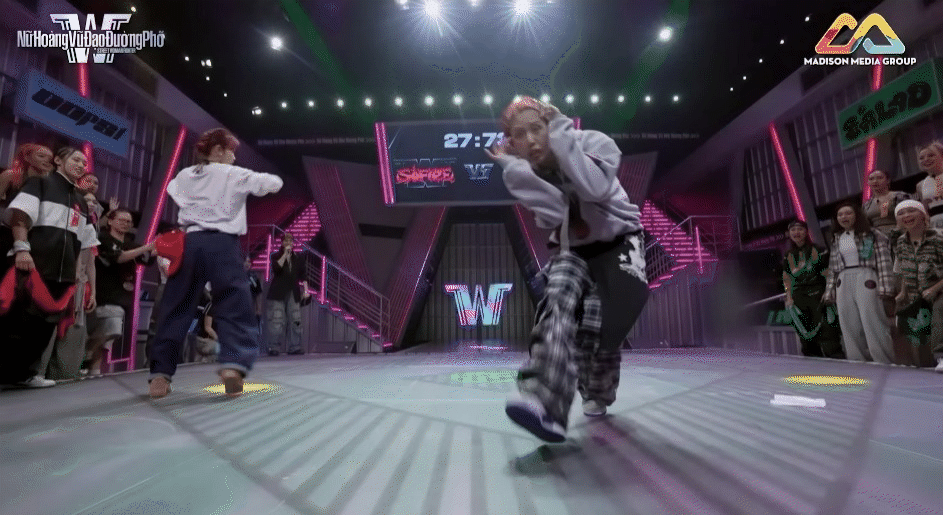 MAYonair khiến đồng đội nóng lòng vì không nhảy mà lo... tạo nét