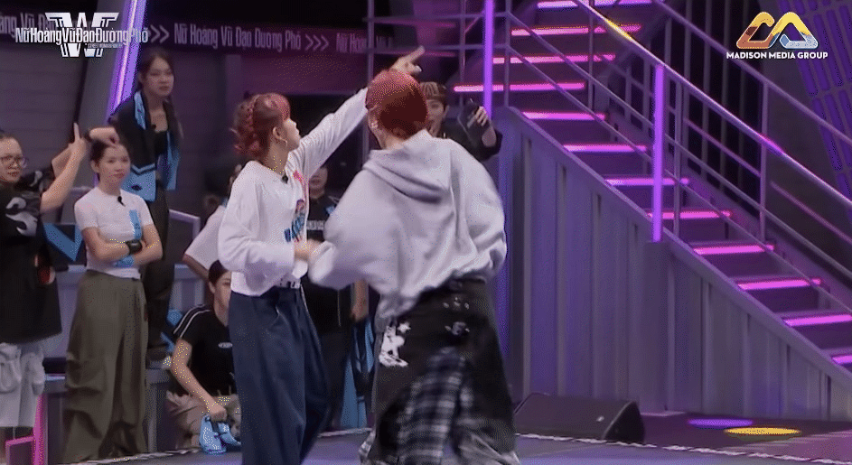 Bị đối thủ thái độ ra mặt