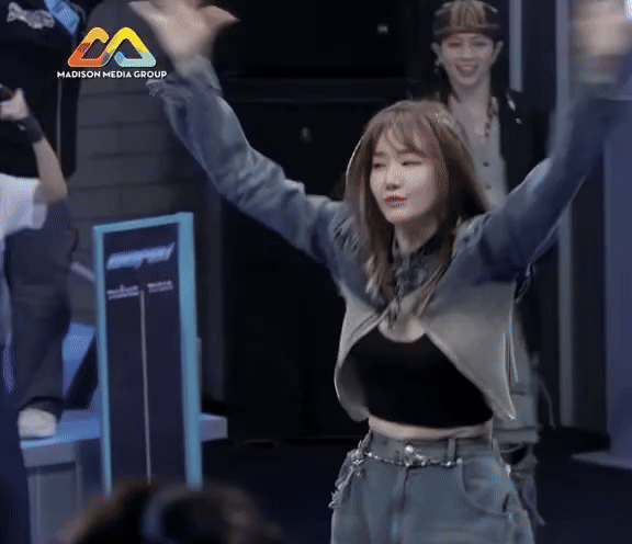 Nhiều khán giả nhận xét rằng màn chào sân của Hari Won còn để lộ nhiều khuyết điểm, động tác như dân nghiệp dư