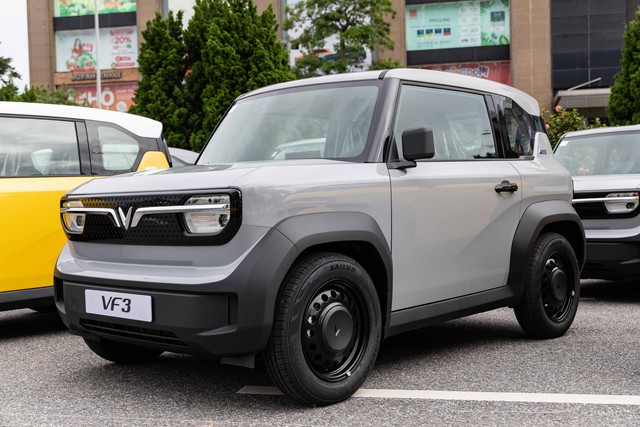 VinFast VF 3 màu xám.