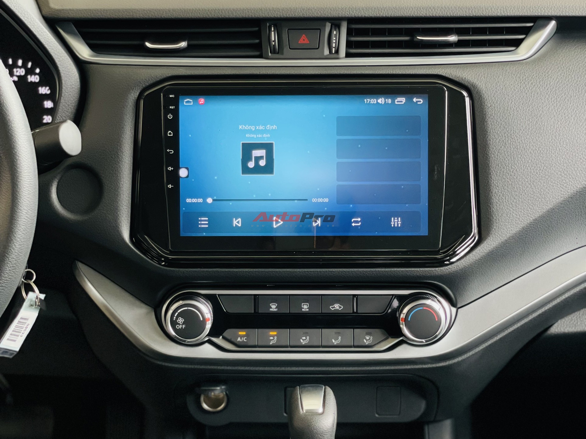 Bậc bước chân, lót thùng và màn hình 10 inch là 3 trang bị đáng chú ý của Nissan Navara EL nâng cấp.