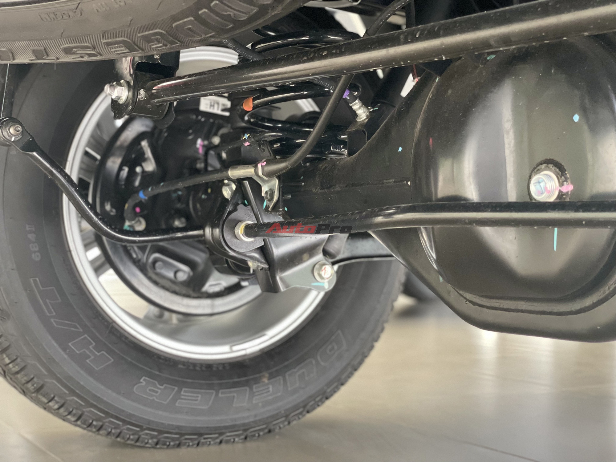 Hệ thống treo lò xo đa điểm.