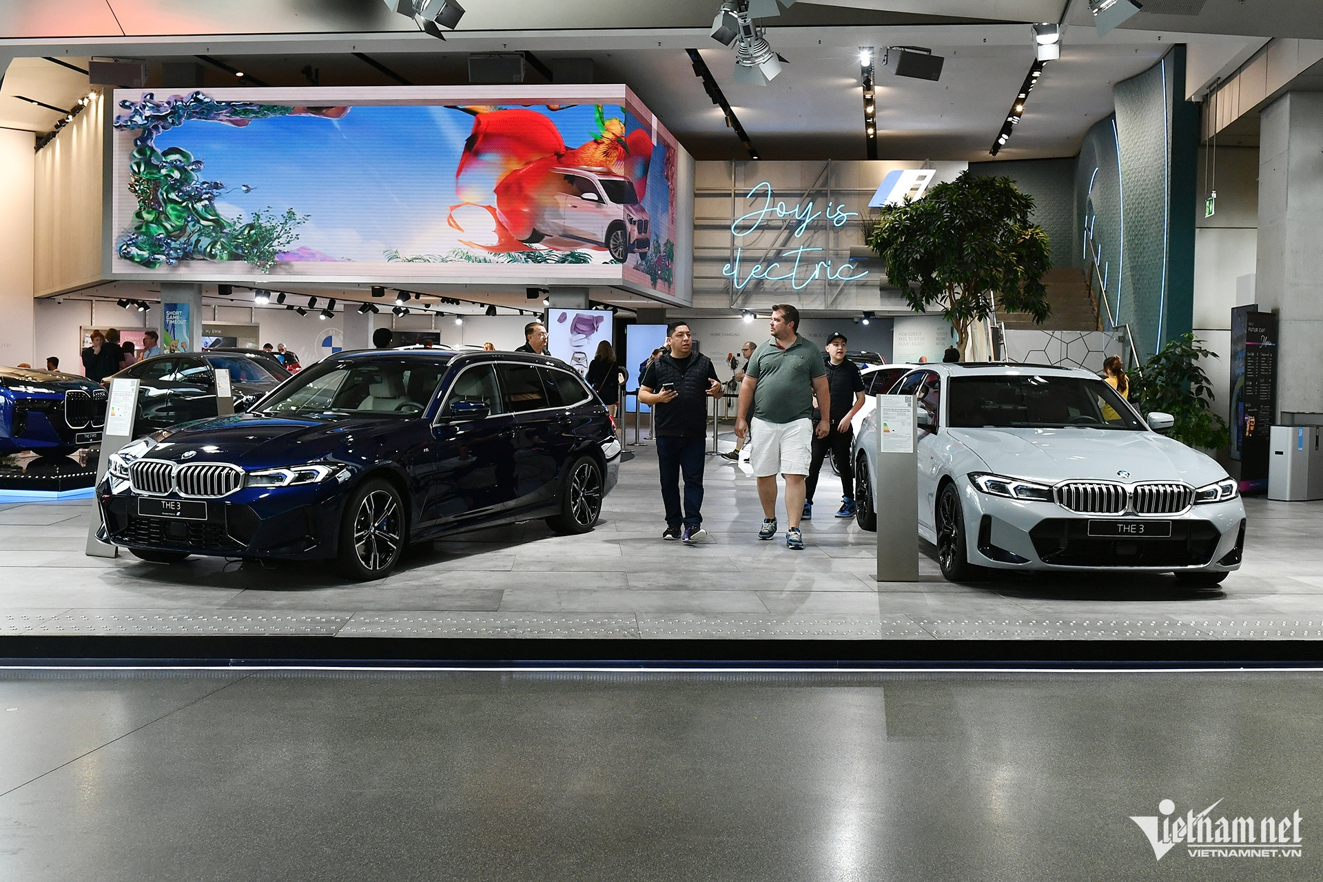 Một góc bên trong BMW Welt, showroom trưng bày và giới thiệu sản phẩm bên cạnh nhà máy và Bảo tàng BMW tại thành phố Munich ở phía nam nước Đức. Nơi đây thu hút khoảng 400.000 khách vào tham quan mỗi năm.