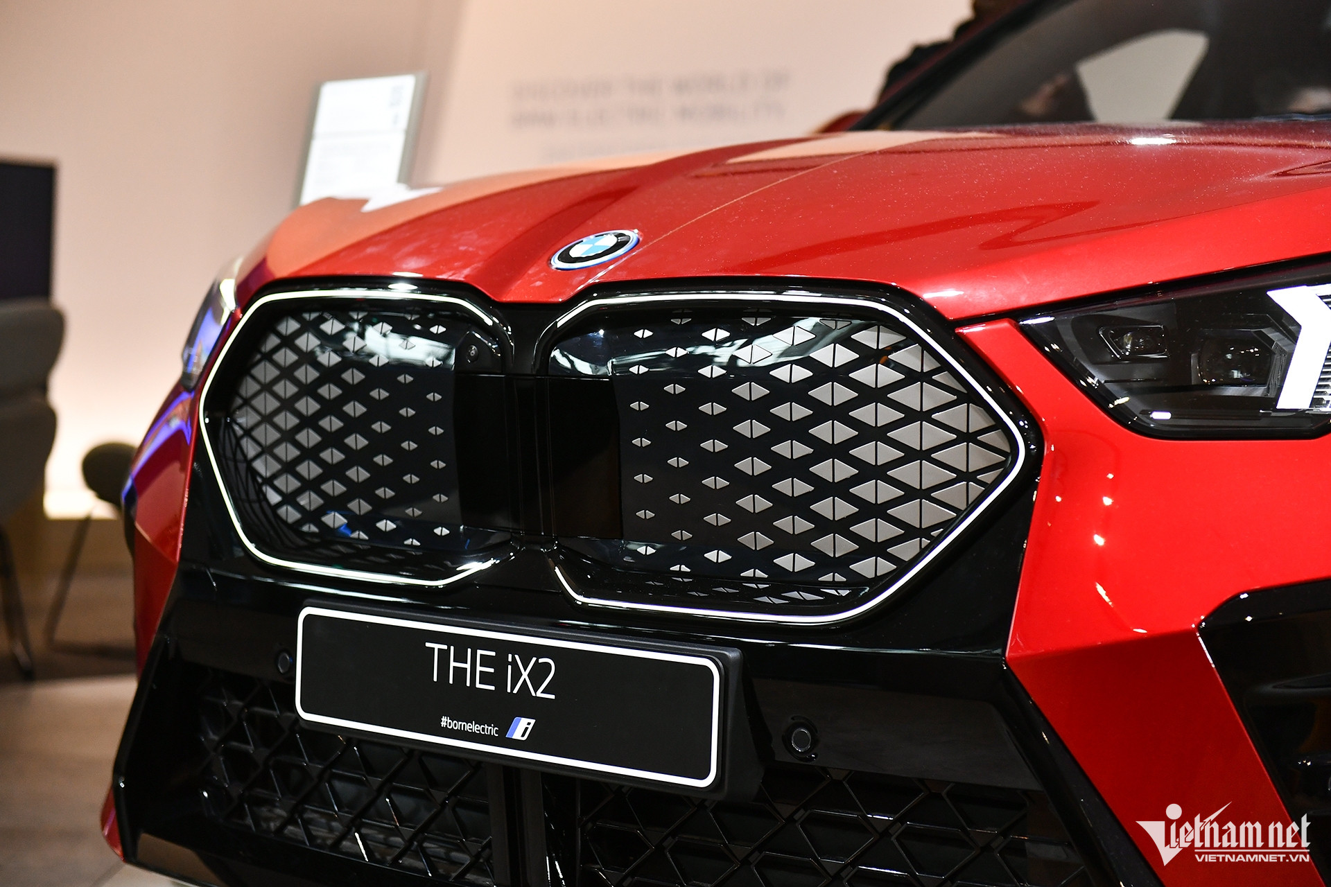 SUV thuần điện cỡ nhỏ iX2 2024 được nhiều phụ nữ người Đức quan tâm. Xe có thiết kế thể thao, phạm vi hoạt động lên đến 449 km với 2 mô-tơ điện nằm trên 2 cầu, tổng công suất là 309 mã lực, mô-men xoắn cực đại 494 Nm. Sức mạnh này giúp iX2 có khả năng tăng tốc từ 0-100 km/h trong 5,6 giây và đạt vận tốc tối đa 180 km/h. Theo công bố từ hãng, nếu dùng bộ sạc chậm 11 kW tiêu chuẩn, xe sẽ mất khoảng 6,5 giờ để sạc đầy, nếu dùng sạc chậm AC 22 kWh, thời gian là 3 tiếng 45 phút. Còn khi dùng bộ sạc nhanh DC 130 kW, xe sẽ mất khoảng 30 phút để sạc đầy từ 10% lên 80%. 