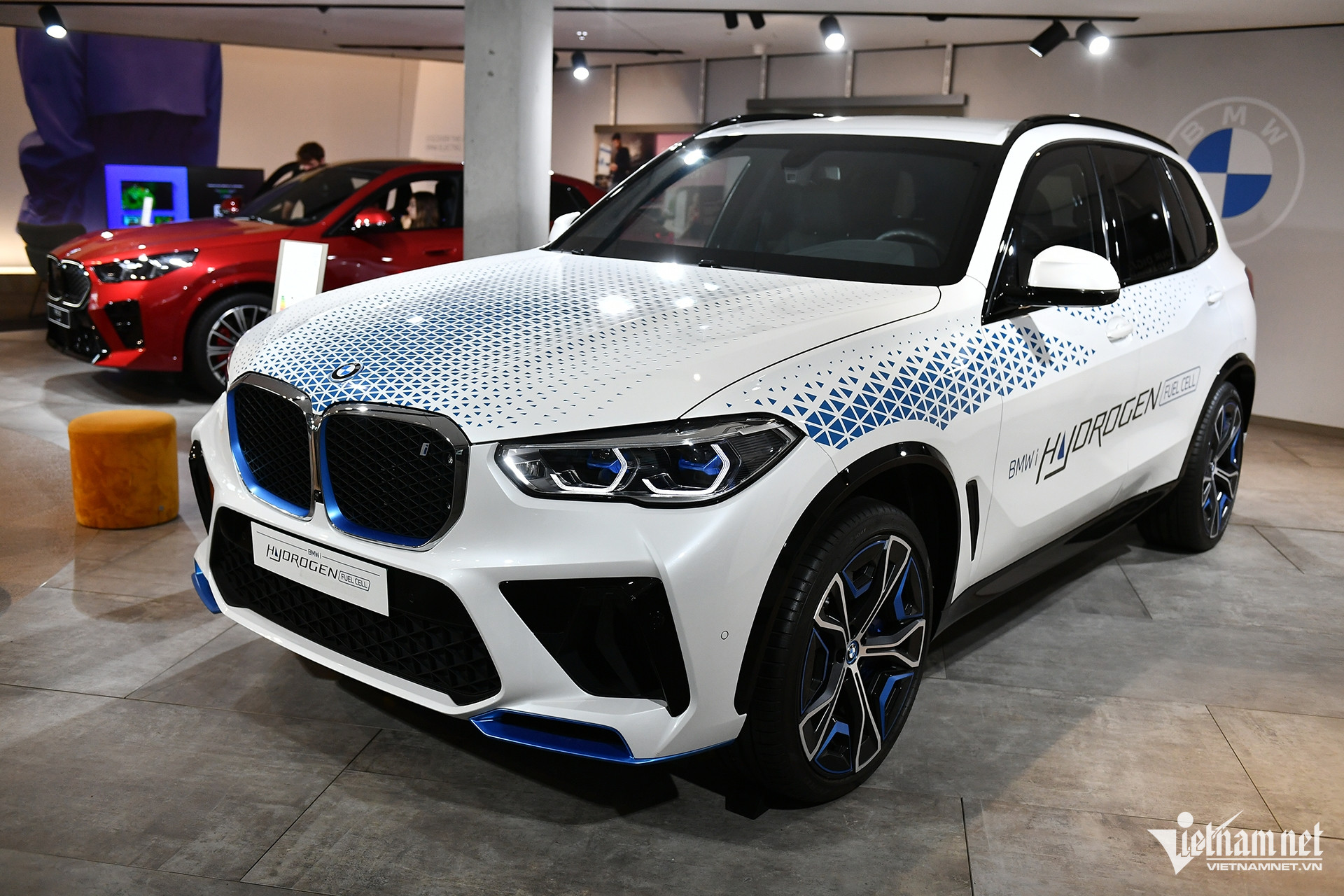 BMW iX5 Hydrogen. Phiên bản thương mại của concept i Hydrogen NEXT được BMW trình làng lần đầu tiên vào cuối năm 2019. Xe thừa hưởng nhiều nét thiết kế từ người anh em X5, nổi bật với phần lưới tản nhiệt thiết kế đặc biệt, một số chi tiết được sơn màu xanh - dấu ấn của những chiếc ô tô điện nói chung. iX5 Hydrogen gây ấn tượng với hốc hút gió kích thước lớn nằm ở 2 bên, hệ thống chiếu sáng LED, họa tiết tương tự như nhiều mẫu xe BMW trong thời gian gần đây.