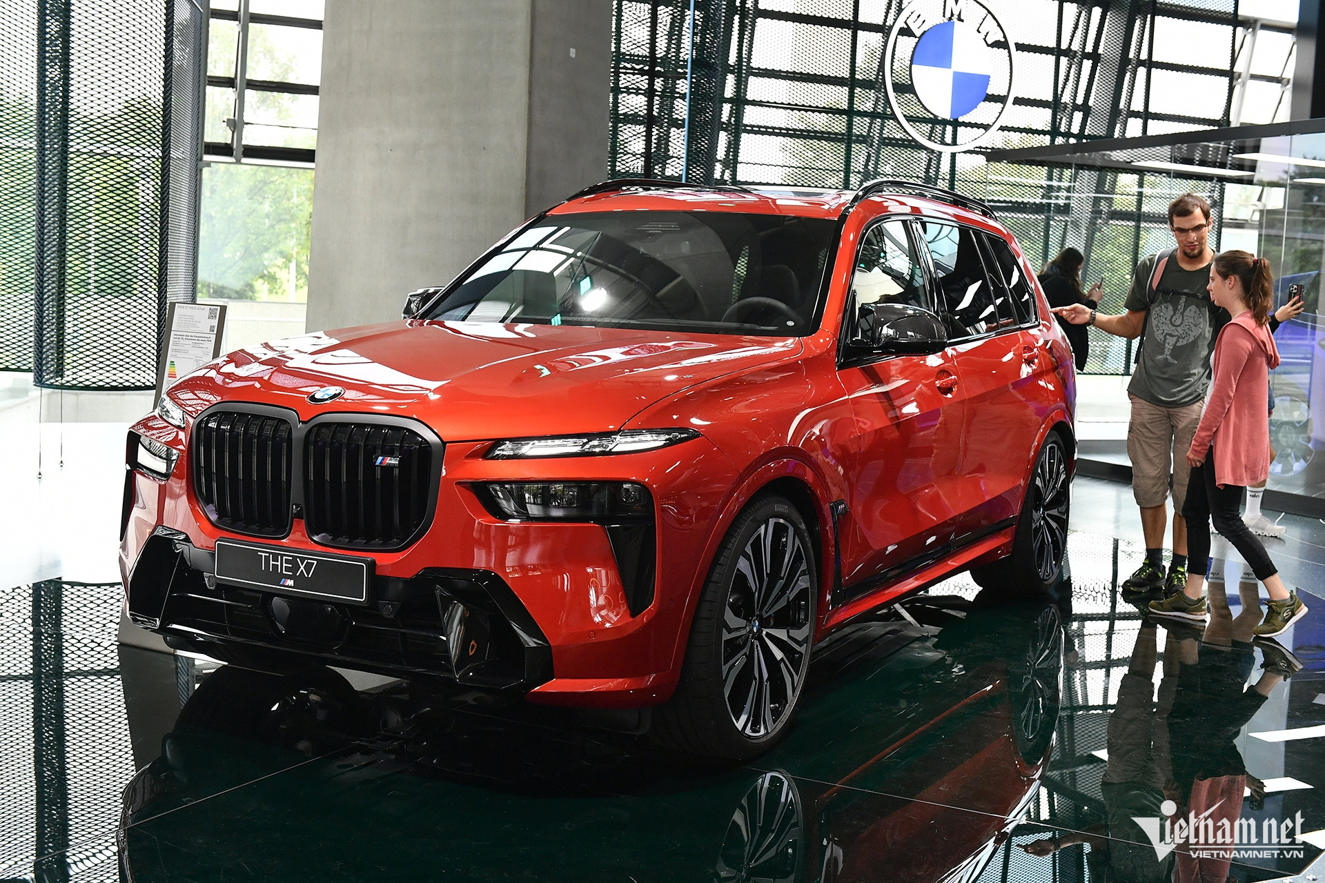 The X7 là chiếc SUV 7 chỗ “anh cả” của nhà BMW với ngoại hình bệ vệ, sang trọng, bóng bẩy. X7 không thể dài, rộng và cao bằng Mercedes-Benz GLS-Class với thông số kém lần lượt là 75, 30 và 40 mm. Tuy nhiên mẫu xe của BMW lại dài hơn Land Rover Range Rover 151 mm, rộng hơn 220 mm, cao hơn 64 mm. X7 2024 được trang bị cụm đèn chiếu sáng 2 tầng công nghệ BMW Laserlight cho khả năng chiếu sáng lên đến 600 m, cùng với tính năng thích ứng thông minh không làm ảnh hưởng đến phương tiện lưu thông ngược lại. 