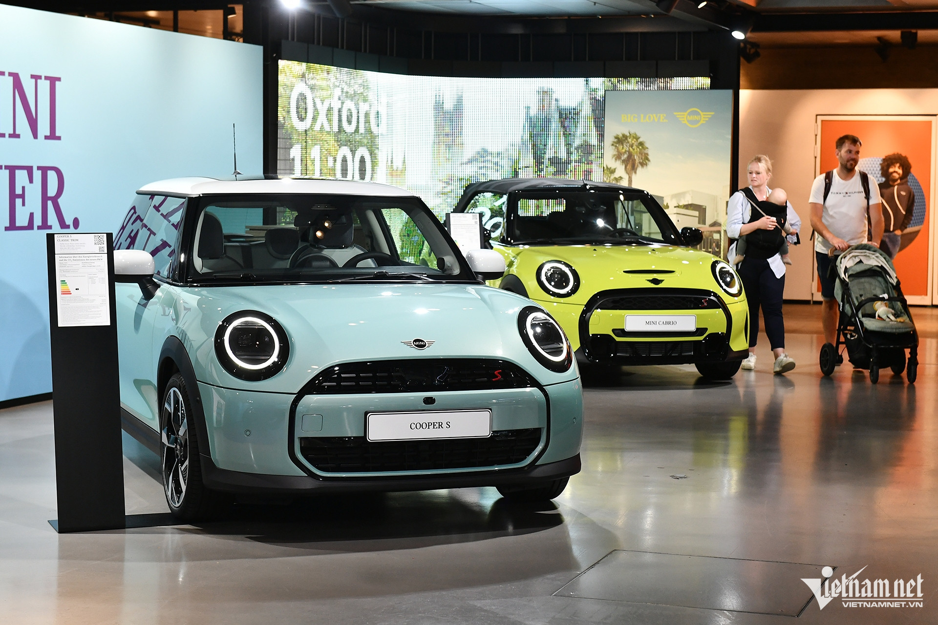 Tại BMW Welt còn có một khu vực đặc biệt dành cho những chiếc MINI Cooper. Trong ảnh là chiếc Classic Trim sơn màu xanh (Ocean Wave Green) trang nhã, làm nổi bật thiết kế tối giản của mẫu xe ba cửa MINI mang tính biểu tượng. Xe được trang bị khối động cơ xăng 4 xi-lanh kết hợp thiết kế thuần túy với cảm giác lái xe “go-kart”, có hỗ trợ đỗ xe tiêu chuẩn, tự động nhận dạng chỗ đỗ và thực hiện quy trình đỗ xe tự động chỉ bằng một nút nhấn. Classic Trim còn có trợ lý giọng nói chính thức đầu tiên của thương hiệu giúp người dùng dễ dàng tương tác với xe.