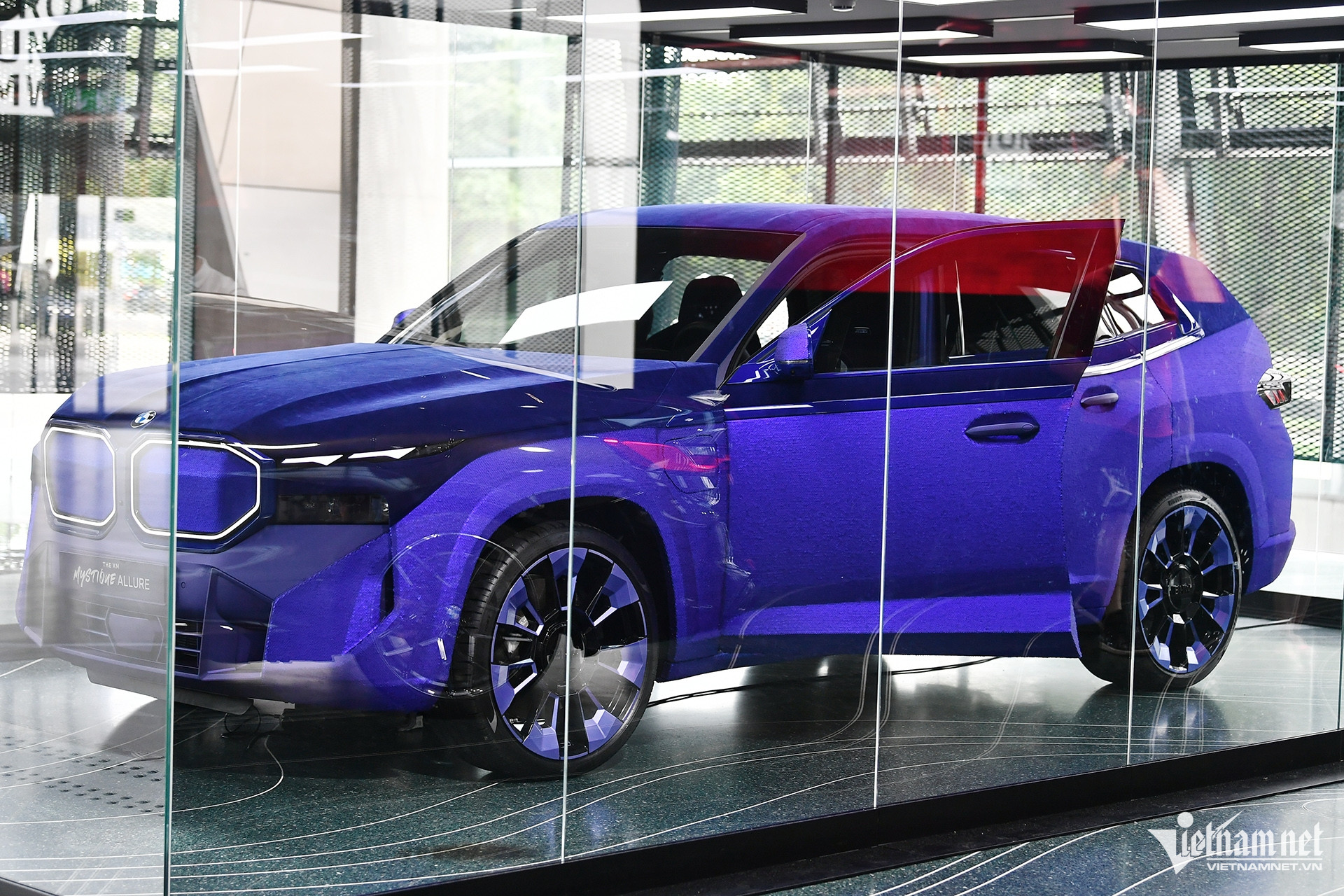 Được nâng niu trong phòng kính đặc biệt là chiếc BMW XM Mystique Allure, thân xe phía trên được bọc nhung sang trọng, nửa thân xe dưới lấp lánh với chất liệu ánh kim tông lạnh “frozen metallic”. Xe được lấy cảm hứng từ màu sắc yêu thích của siêu mẫu người Anh, Naomi Campbell. Sản phẩm là sự hợp tác của BMW với Liên hoan phim Cannes 2024. Ngoài ra, nhà soạn nhạc Hans Zimmer đã hợp tác sáng tác một bản nhạc nền độc đáo cho chế độ không phát thải của mẫu SUV plug-in hybrid. 