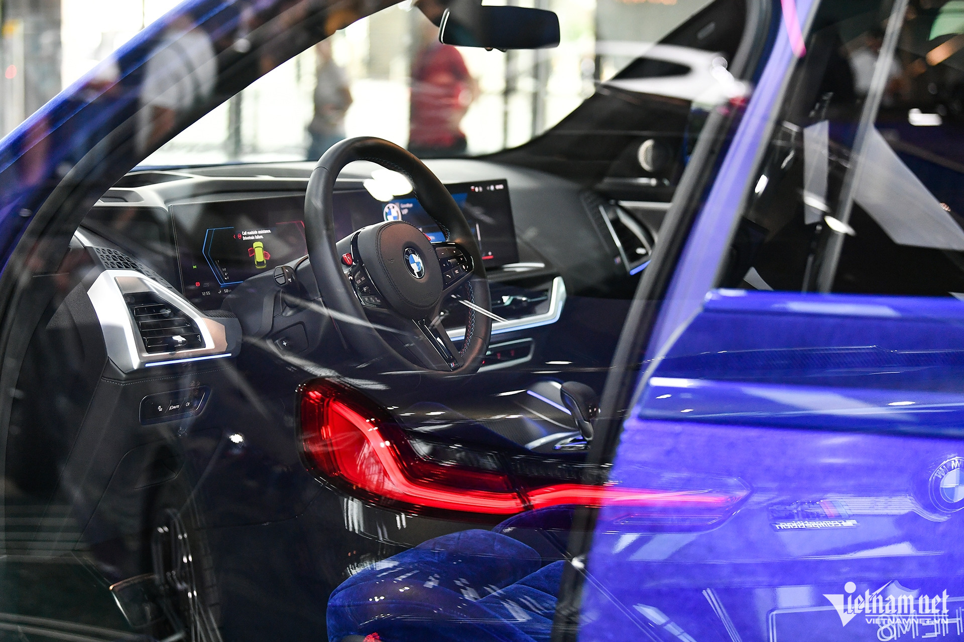 BMW XM Mystique Allure sử dụng động cơ V8 4,4 lít tăng áp kép và một động cơ điện duy nhất tạo ra công suất tổng hợp 738 mã lực và mô-men xoắn 1.000 Nm.