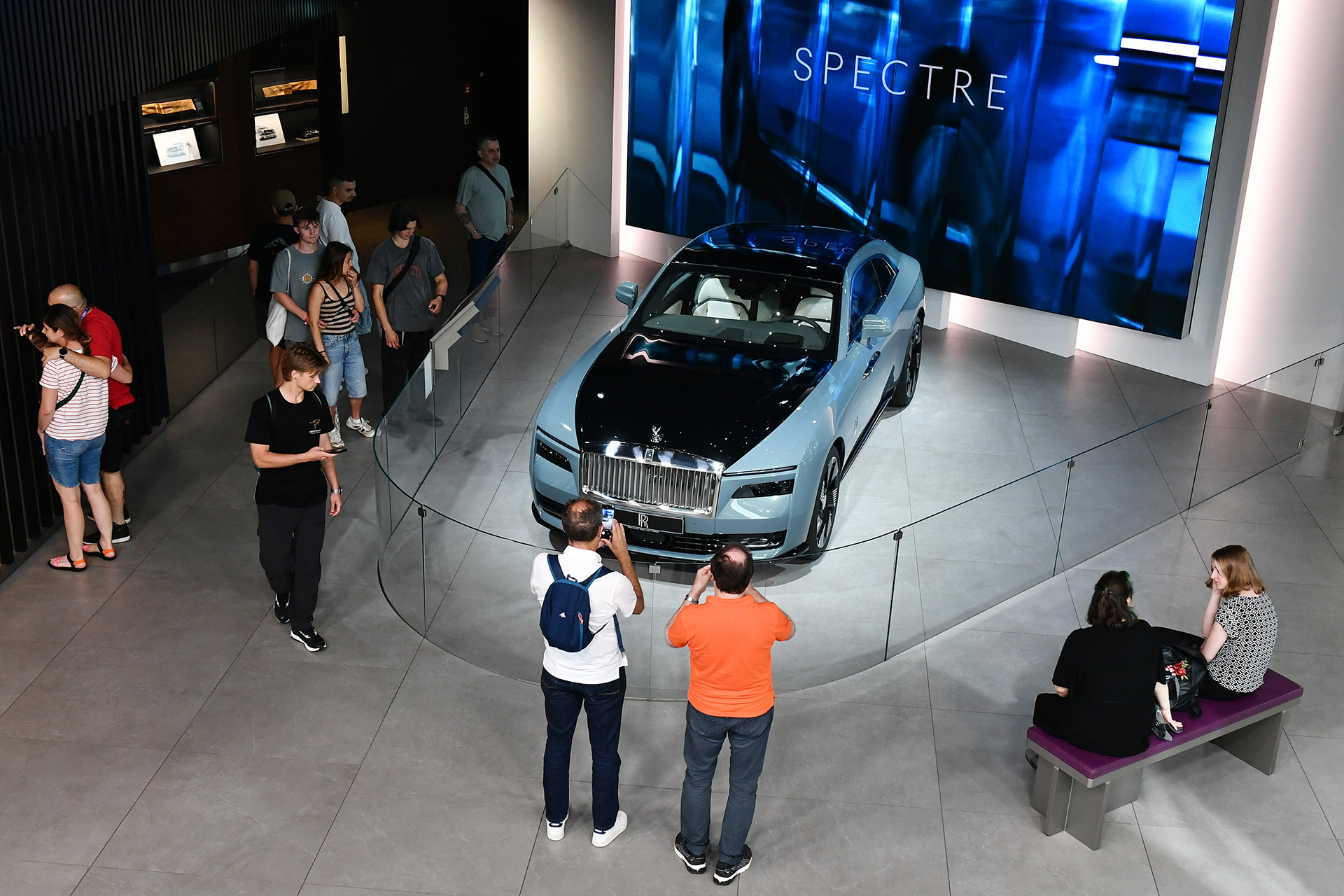 BMW Welt trưng bày độc quyền hàng loạt model ô tô mới nhất và xe gắn máy của hãng. Các thương hiệu dưới trướng của BMW như Rolls-Royce, MINI hay BMW Motorrard cũng có một số mẫu xuất hiện tại đây.