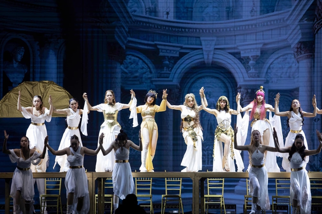 Màn cover của Chị Đẹp Đạp Gió Rẽ Sóng khiến Hoa Nở Không Màu viral trở lại