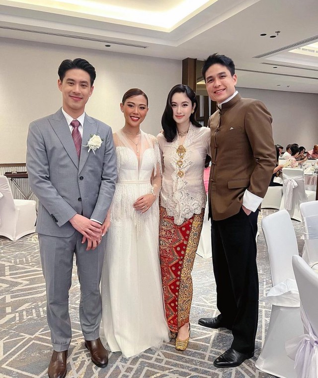 Hoa hậu chuyển giới Nong Poy và ông xã doanh nhân Oak Phakwa cùng nhau xuất hiện tại một hôn lễ ở Phuket, Thái Lan. Cả hai đều sở hữu vẻ ngoài vô cùng nổi bật khi chung khung hình cùng cô dâu, chú rể. Thậm chí, Nong Poy còn có phần lấn át cô dâu trong bức ảnh này nhờ gương mặt đẹp cực phẩm