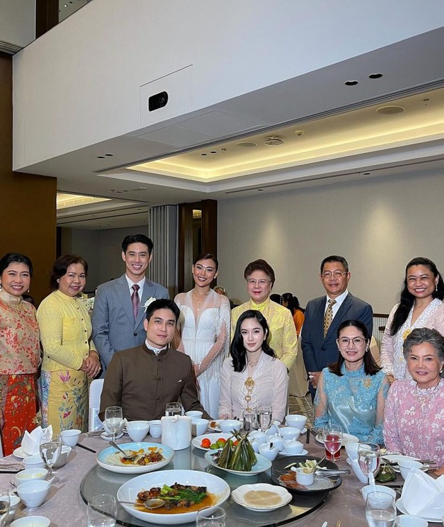 Cô và ông xã doanh nhân thoải mái chụp ảnh cùng mọi người. Cả hai trông vẫn vô cùng hạnh phúc và ngọt ngào sau hơn 1 năm về chung nhà