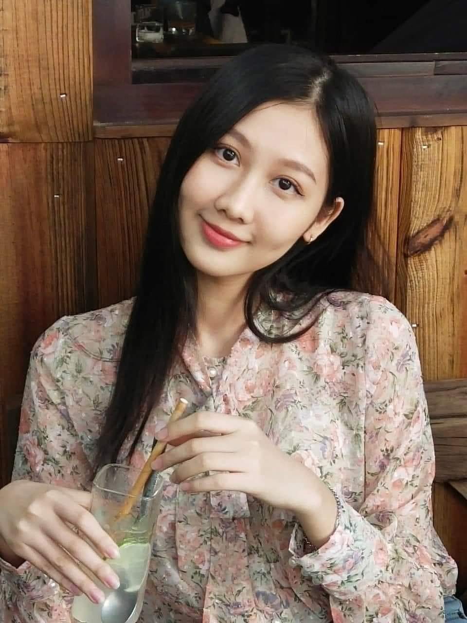 Quế Anh sinh năm 2001, tốt nghiệp ngành Ngôn ngữ và Văn hoá Hàn Quốc (Đại học Huế). Cô từng tham gia giao lưu với Viện Nghiên cứu văn hoá truyền thống Hàn Quốc và TP Huế năm 2023, đạt chứng chỉ tiếng Hàn B2 - CEFR, chứng chỉ hướng dẫn viên du lịch quốc tế...