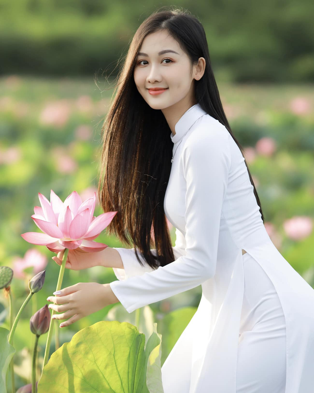 Ở đời thường, mỹ nhân 23 tuổi có nhan sắc trong trẻo, ngọt ngào.