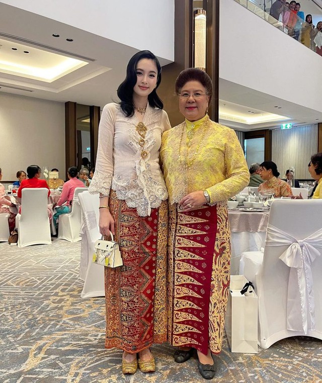 Nong Poy diện trang phục truyền thống kín đáo của người dân Phuket đến hôn lễ này