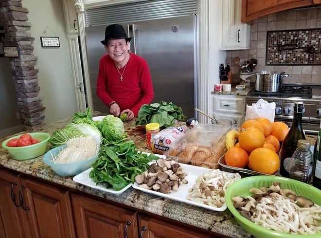 Ở tuổi 65, sau khi đi qua nhiều thăng trầm của cuộc sống, danh ca Tuấn Vũ đang sống độc thân vui vẻ