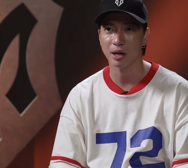 S.T Sơn Thạch cho rằng sự kết hợp giữa 2 Nhà rất bất ngờ và chưa nằm trong dự tính. Sau đó, anh thừa nhận phản ứng của mình không đúng