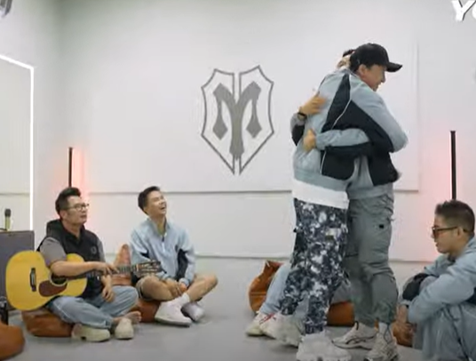 Thiên Minh và S.T Sơn Thạch sau đó đã ôm nhau để thêm gắn kết, hóa giải mọi hiểu lầm