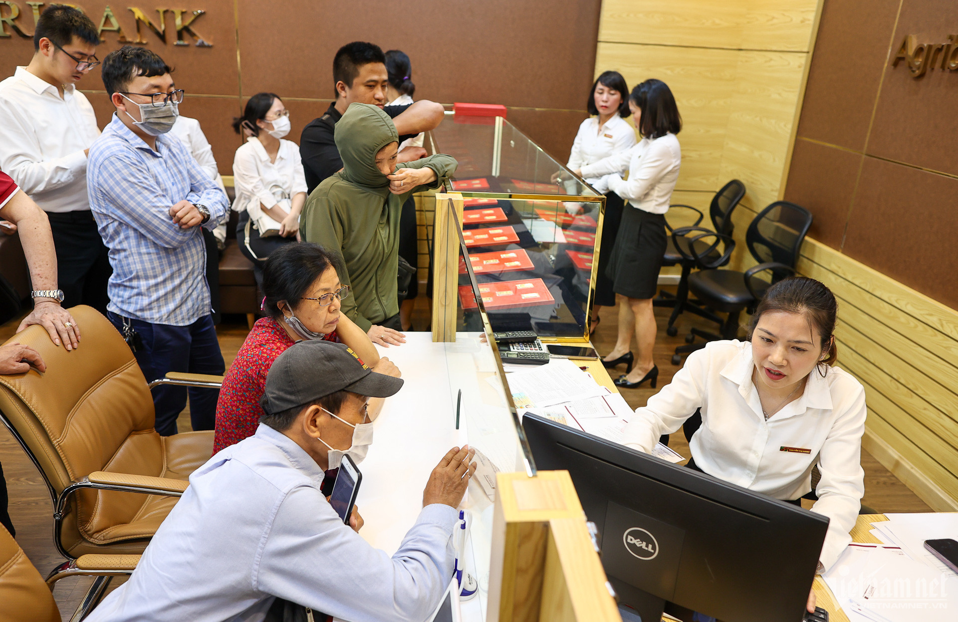 Những ngày đầu ngân hàng mở bán, người dân xếp hàng mua vàng. Ảnh: Phạm Hải