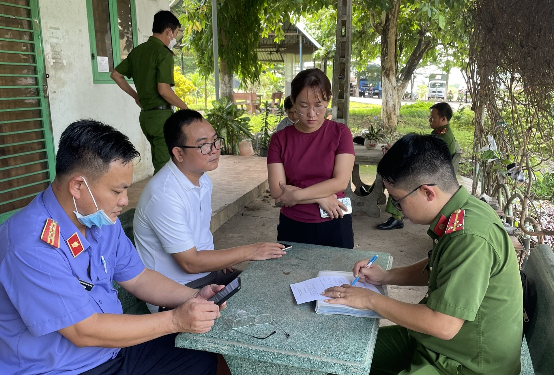 Lực lượng chức năng lấy lời khai để điều tra nguyên nhân vụ việc. Ảnh: Công an Bình Phước