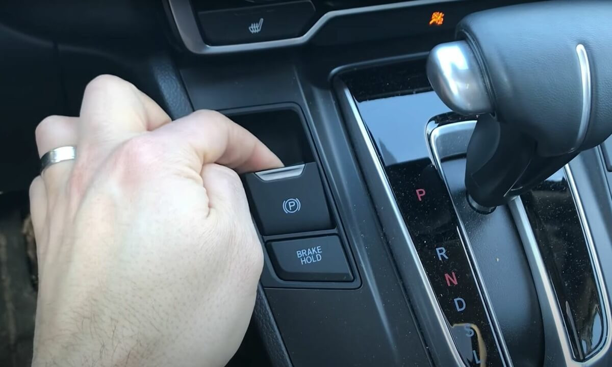 Không nên sử dụng duy nhất số P để đỗ xe trên dốc. Ảnh: Dothanh Auto