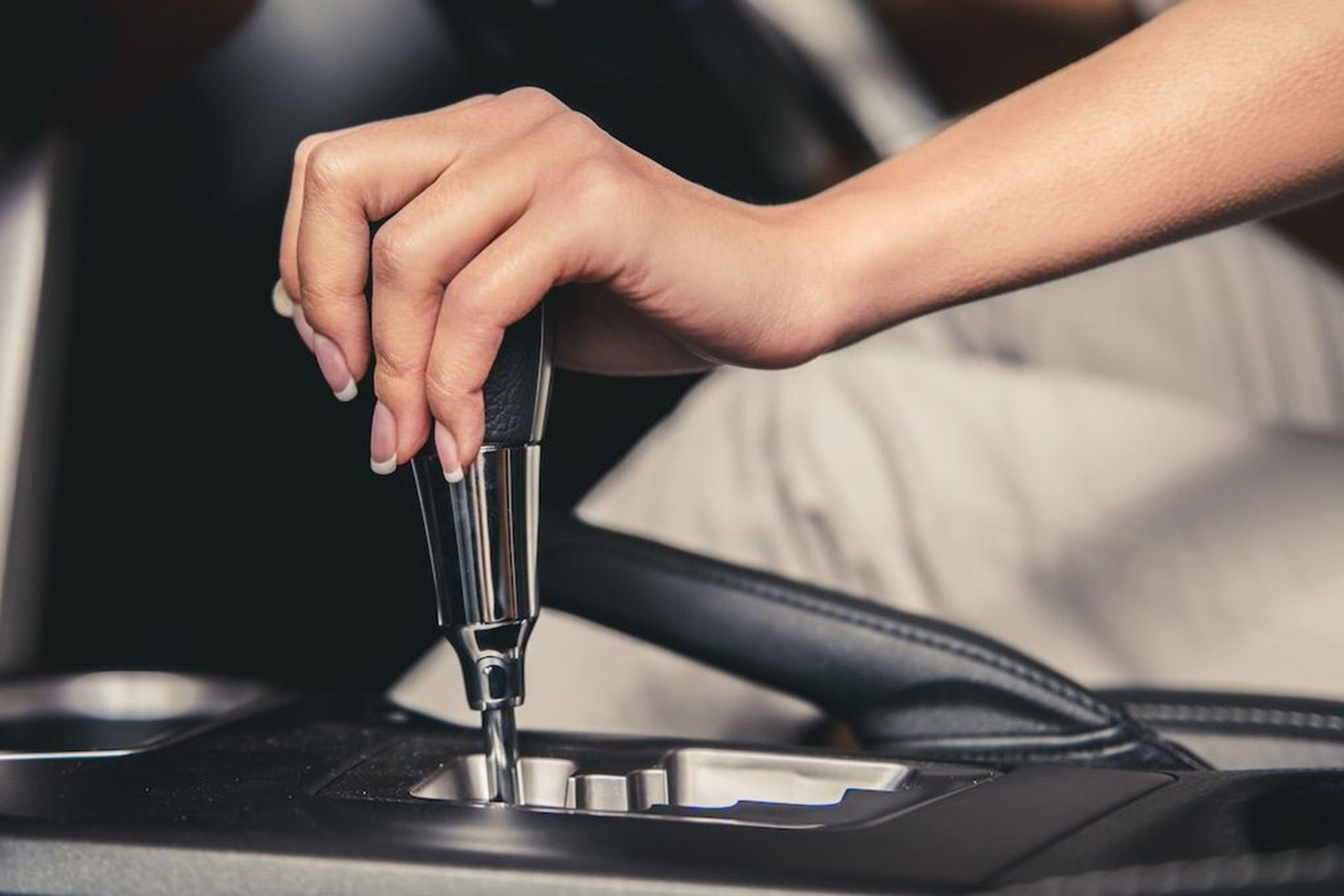 Chỉ chuyển số khi xe đã dừng hẳn. Ảnh: Carmedia