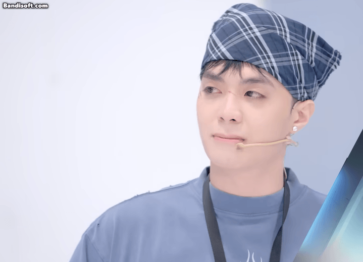 NEGAV mắt đỏ hoe vì xúc động.