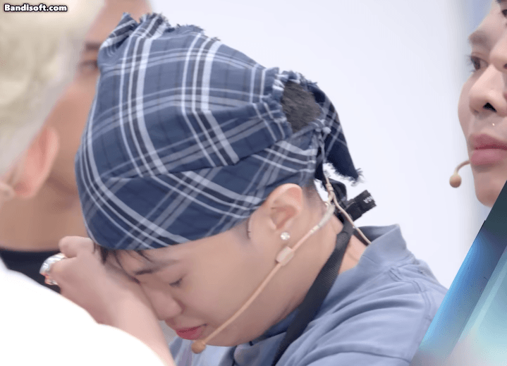 Các đồng đội khác phải chạy tới an ủi.