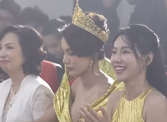 Cư dân mạng cho rằng trưởng BTC cuộc thi đã ưng ý người đẹp sinh năm 2001 ngay từ đầu