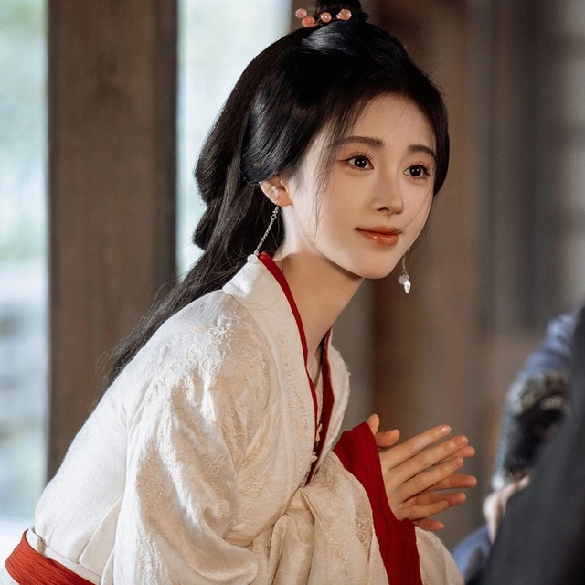 Cúc Tịnh Y xếp đầu trong danh sách mỹ nhân màn ảnh. Khán giả cho rằng độ nổi tiếng của cô tăng vọt nhờ thành công của phim cổ trang Hoa Gian Lệnh. Đồng thời, Cúc Tịnh Y đã rời công ty quản lý cũ, nơi luôn kìm chân cô