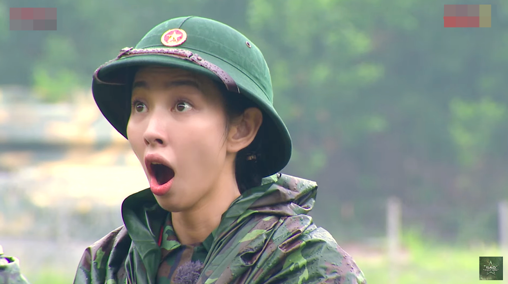 Hoa hậu Thùy Tiên với nhiều biểu cảm thú vị, cũng như các cô nàng khác, nàng hậu liên tục bị giật mình bởi tiếng súng và tiếng bom đạn ngay trong ngày đầu tham gia 