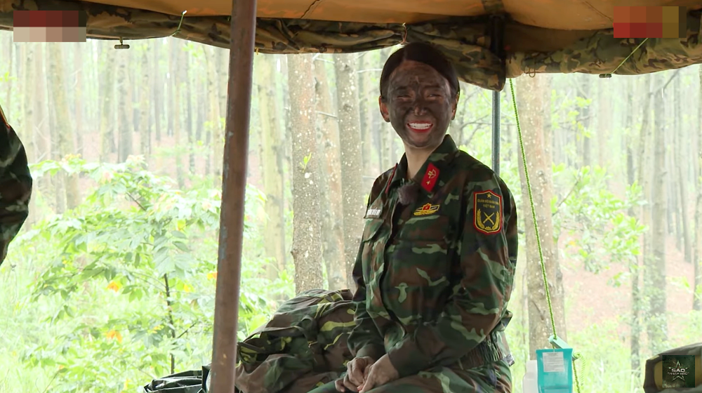 DJ Mie và Pháo xung phong trải nghiệm thử cảm giác bôi bùn đất ngụy trang lên mặt