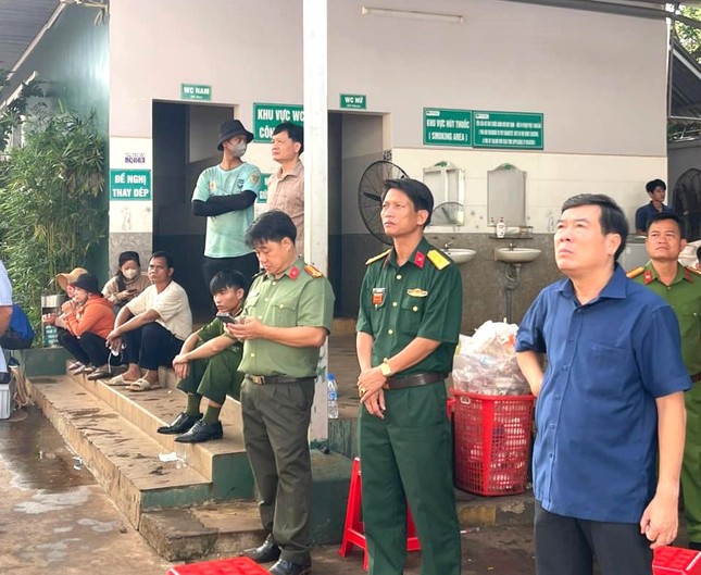 Đại tá Bùi Xuân Thắng, Giám đốc Công an tỉnh Bình Phước (bìa phải) có mặt tại hiện trường chỉ đạo công tác chữa cháy.