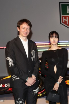 Cả 2 khiến nhiều người tin rằng họ đã là một đôi, chỉ chờ ngày công bố tin vui