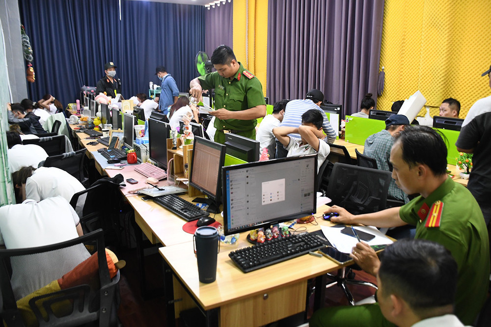 Thời điểm công an ập vào khám xét Công ty Luật TNHH Pháp Việt. Ảnh: CACC