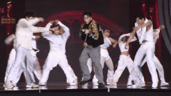 Cú đá sau đó trở thành meme đi muôn nơi của MONO