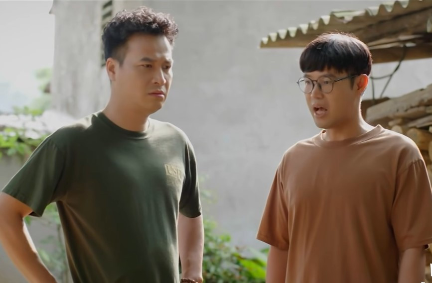 Tiến, Thắng lo lắng khi bạn thân có biểu hiện bất thường.