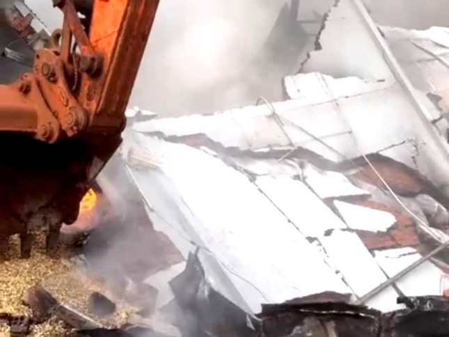 Ngoài ra, các lực lượng tại chỗ như Công an huyện, Quân sự huyện và Điện lực Phú Riềng, Trung tâm Y tế huyện Phú Riềng… cũng có mặt tại hiện trường hỗ trợ chữa cháy, phá dỡ tường bao, di dời nhiều tấn hàng hóa đến khu vực an toàn, giảm thiệt hại khi đám cháy có thể lan rộng hơn.