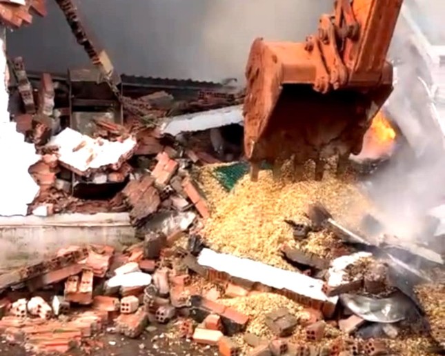 Vụ cháy không thiệt hại về người song đã thiêu rụi nhà xưởng và hàng hóa. Hiện tại, lực lượng chức năng phong tỏa hiện trường để điều tra nguyên nhân và thống kê thiệt hại.